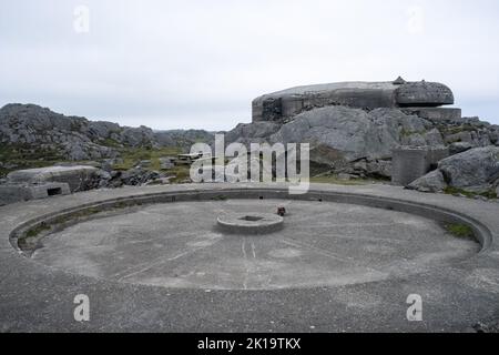 Skudeneshavn, Norwegen - 8. Juni 2022: Die Festung Syreneset ist eine deutsche Küstenfestung aus dem Zweiten Weltkrieg bei Syre auf Karmoy. Es wurde mit fünf 12 ausgestattet Stockfoto