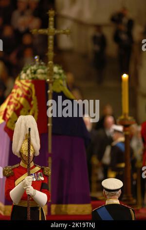 König Karl III. Hält eine Mahnwache zusammen mit der Prinzessin Royal, dem Herzog von York und dem Grafen von Wessex neben dem Sarg ihrer Mutter, Königin Elizabeth II., wie er im Zustand auf der Katafalque in der Westminster Hall, im Palace of Westminster, London liegt. Bilddatum: Freitag, 16. September 2022. Stockfoto