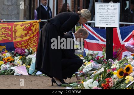 Windsor, Großbritannien. 16.. September 2022. Die Massen waren begeistert, den Earl and Gräfin von Wessex heute zu sehen, als sie zu dem langen Spaziergang vor Windsor Castle kamen, um Trauernde zu treffen und sich die floralen Ehrungen und Botschaften anzusehen, die nach dem traurigen Tod Ihrer Majestät der Königin hinterlassen wurden. Sophie, Gräfin von Wessex, platzierte Blumen, die ihr von den Verehrern mit den vielen anderen Blumen-Tributen geschenkt wurden. Quelle: Maureen McLean/Alamy Live News Stockfoto