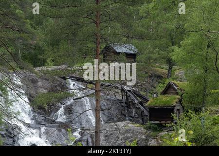 Wunderschöne Landschaften in Norwegen. Vestland. Schöne Landschaft von alten Wassermühlen auf Suldalsosen.Grasdächer. Skandinavische Landschaft. Wolkiger Tag. Stockfoto