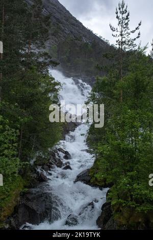 Wunderschöne Landschaften in Norwegen. Vestland. Wunderschöne Landschaft des Langfossen Wasserfalls am Akrafjord. Berge und Bäume auf Felsen in Backgrou Stockfoto