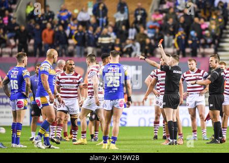 Wigan, Großbritannien.16.. September 2022 - John Bateman von Wigan Warriors wurde abgeschickt. Rugby League Betfred Super League Halbfinale, Wigan Warriors vs Leeds Rhinos im DW Stadium, Wigan, Großbritannien Kredit: Dean Williams/Alamy Live News Kredit: Dean Williams/Alamy Live News Stockfoto