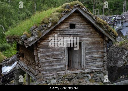 Wunderschöne Landschaften in Norwegen. Vestland. Schöne Landschaft von alten Wassermühlen auf Suldalsosen.Grasdächer. Skandinavische Landschaft. Wolkiger Tag. Stockfoto