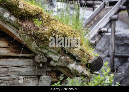 Wunderschöne Landschaften in Norwegen. Vestland. Schöne Landschaft von alten Wassermühlen auf Suldalsosen.Grasdächer. Skandinavische Landschaft. Wolkiger Tag. Stockfoto