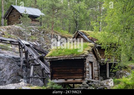 Wunderschöne Landschaften in Norwegen. Vestland. Schöne Landschaft von alten Wassermühlen auf Suldalsosen.Grasdächer. Skandinavische Landschaft. Wolkiger Tag. Stockfoto