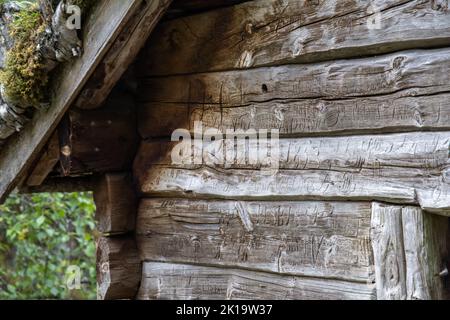 Wunderschöne Landschaften in Norwegen. Vestland. Schöne Landschaft von alten Wassermühlen auf Suldalsosen.Grasdächer. Skandinavische Landschaft. Wolkiger Tag. Stockfoto