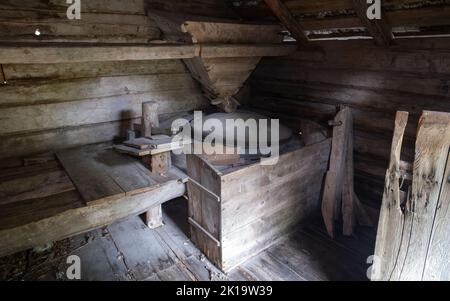 Wunderschöne Landschaften in Norwegen. Vestland. Schöne Landschaft von alten Wassermühlen auf Suldalsosen.Grasdächer. Skandinavische Landschaft. Wolkiger Tag. Stockfoto