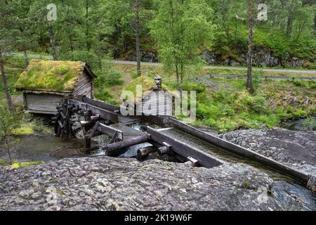 Wunderschöne Landschaften in Norwegen. Vestland. Schöne Landschaft von alten Wassermühlen auf Suldalsosen.Grasdächer. Skandinavische Landschaft. Wolkiger Tag. Stockfoto