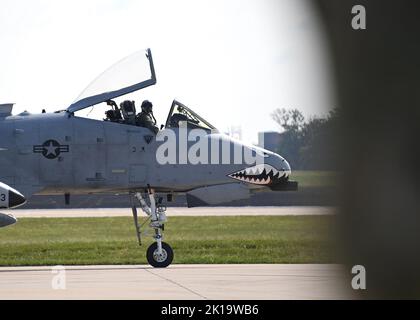 Ein A-10 Thunderbolt II-Taxi auf der Fluglinie zur Vorbereitung der Joint Base Andrews 2022 Air & Space Expo auf der Joint Base Andrews, MD., 15. September 2022. Die A-10 Thunderbolt II wird zusammen mit vielen anderen Airframes während der Joint Base Andrews 2022 Air & Space Expo vom 16. Bis 18. September als statisches Ausstellungsflugzeug fungieren. (USA Luftwaffe Foto von Airman 1. Class Austin Pate) Stockfoto