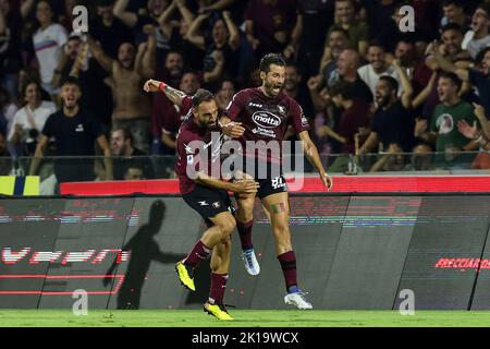 Salerno, Italien. 16. September 2022. Antonio Candreva von der US Salernitana feiert mit Teamkollege Dylan Bronn nach dem Tor von 1-1 während des Serie-A-Fußballspiels zwischen US Salernitana und US Lecce im Arechi-Stadion in Salerno (Italien), 16.. September 2022. Foto Cesare Purini/Insidefoto Kredit: Insidefoto di andrea staccioli/Alamy Live News Stockfoto