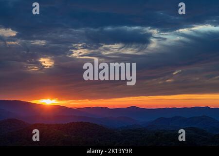 Vom Foothills Parkway, Great Smoky Mountains National Park, Tennessee, geht die Sonne hinter den Bergen unter Stockfoto