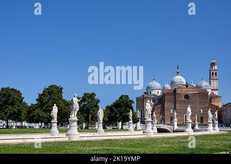 Statuen, Park und Basilica de Santa Justina Kirche in Prato della Valle in der Stadt Padua in Italien Stockfoto