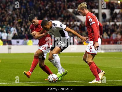 Fulhams Carlos Vinicius (Mitte) kämpft während des Premier League-Spiels auf dem City Ground in Nottingham um den Ball mit Scott McKenna (links) und Joe Worrall aus Nottingham. Bilddatum: Freitag, 16. September 2022. Stockfoto