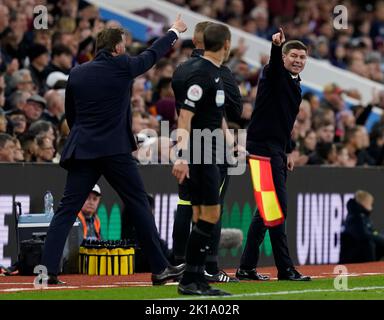 Birmingham, Großbritannien. 16.. September 2022. Steven Gerrard-Manager von Aston Villa Punkte während des Spiels in der Premier League in Villa Park, Birmingham. Bildnachweis sollte lauten: Andrew Yates / Sportimage Kredit: Sportimage/Alamy Live News Stockfoto