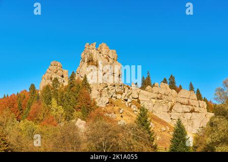 Nationalpark mit Felsen Hintergrund. Tausend Jahre alte Festung von Tustan, archäologische und Naturdenkmal, Ukraine, Karpaten Berge. Herbst Stockfoto