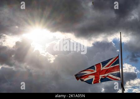 Während der nationalen Trauerzeit nach dem Tod Ihrer Majestät Königin Elizabeth II. Im September 2022 fliegt eine Flagge am halben Mast am Herne Bay Pier. Stockfoto