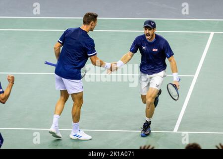 Emirates Arena, Glasgow, Großbritannien. 16. September 2022. Davis Cup Tennis, Großbritannien gegen Niederlande: Andy Murray/Joe Salisbury gegen Wesley Koolhof/Matwe Middelkoop. Andy Murray/Joe Salisbury reagieren auf den Gewinn des zweiten Satzes Kredit: Action Plus Sports/Alamy Live News Kredit: Action Plus Sports/Alamy Live News Stockfoto