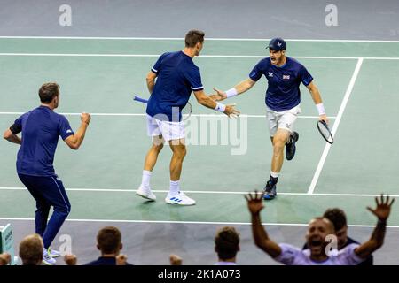 Emirates Arena, Glasgow, Großbritannien. 16. September 2022. Davis Cup Tennis, Großbritannien gegen Niederlande: Andy Murray/Joe Salisbury gegen Wesley Koolhof/Matwe Middelkoop. Andy Murray/Joe Salisbury reagieren auf den Gewinn des zweiten Satzes Kredit: Action Plus Sports/Alamy Live News Kredit: Action Plus Sports/Alamy Live News Stockfoto