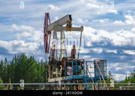 Eine einschulige Schaukelmaschine an einem Ölfeld. Öl- und Gasproduktion. Stockfoto