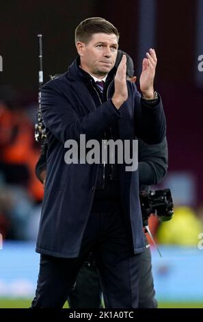 Birmingham, Großbritannien. 16.. September 2022. Steven Gerrard, Manager von Aston Villa, applaudiert den Fans während des Premier League-Spiels in Villa Park, Birmingham. Bildnachweis sollte lauten: Andrew Yates / Sportimage Kredit: Sportimage/Alamy Live News Stockfoto