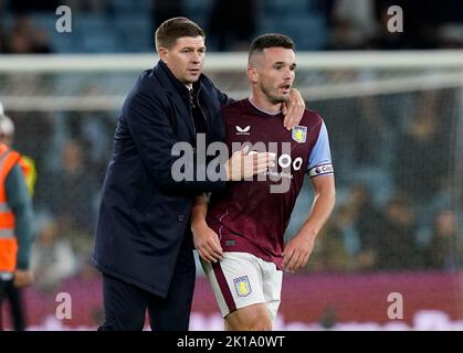 Birmingham, Großbritannien. 16.. September 2022. Steven Gerrard Manager von Aston Villa dankt John McGinn von Aston Villa während des Premier League-Spiels in Villa Park, Birmingham. Bildnachweis sollte lauten: Andrew Yates / Sportimage Kredit: Sportimage/Alamy Live News Stockfoto