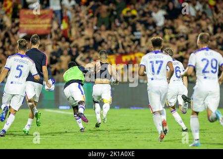 Salerno, Italien. 16. September 2022. Gabriel Strefezza von US Lecce feiert mit Teamkollegen Marin Pongracic von US Lecce, Thorir Johann Helgason von US Lecce und Alexis Blin von US Lecce nach dem Tor von 1-2 und während der Serie A Fußballspiel zwischen US Salernitana und US Lecce im Arechi-Stadion in Salerno (Italien), 16.. September 2022. Foto Cesare Purini/Insidefoto Kredit: Insidefoto di andrea staccioli/Alamy Live News Stockfoto