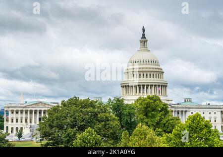 Das Kapitolgebäude der Vereinigten Staaten in Washington, DC mit Sturmwolken darüber Stockfoto