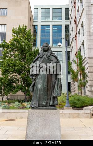 Washington, DC - 6. September 2022: Sir William Blackstone, eine Bronzestatue von Paul Wayland Bartlett, steht vor dem E. Barrett Prettyman United S Stockfoto