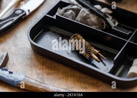 Set von Werkzeugen für die Reinigung und Reparatur von Waffen in der Werkstatt Stockfoto
