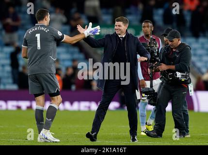 Birmingham, Großbritannien. 16.. September 2022. Steven Gerrard Manager von Aston Villa dankt seinem Torwart Emiliano Martinez von Aston Villa während des Premier League Spiels in Villa Park, Birmingham. Bildnachweis sollte lauten: Andrew Yates / Sportimage Kredit: Sportimage/Alamy Live News Stockfoto