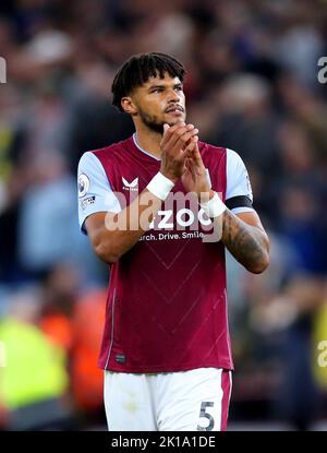 Tyrone Mings von Aston Villa begrüßt die Fans am Ende des Premier League-Spiels in Villa Park, Birmingham. Bilddatum: Freitag, 16. September 2022. Stockfoto