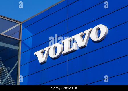 St. Petersburg, Russland - 09. August 2022: Volvo-Markenname an der blauen Wand eines Autoeinzelhandels Stockfoto