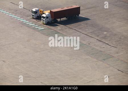 Dammam, Saudi-Arabien - 26. Dezember 2019: Container-Lkw befinden sich im Hafengebiet Stockfoto