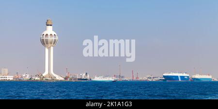 Jeddah, Saudi-Arabien - 22. Dezember 2019: Skyline des Hafens von Jeddah mit weißem Verkehrskontrollturm, Blick auf das Meer Stockfoto