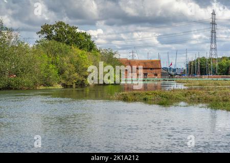 Blick über die Bartley-Gezeitenmündung in Totton und Eling mit der Eling-Gezeitenmühle im Hintergrund, Southampton, Hampshire, England, Großbritannien Stockfoto