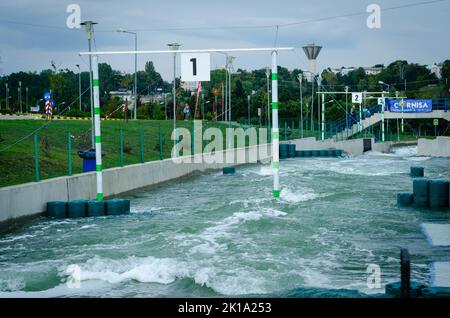 Botosani, Rumänien - 17. September 2022: Cornisa IRF Rafting und Kajakfahren Cup 2022 auf dem künstlichen Fluss.. Redaktionelles Sportfoto Stockfoto