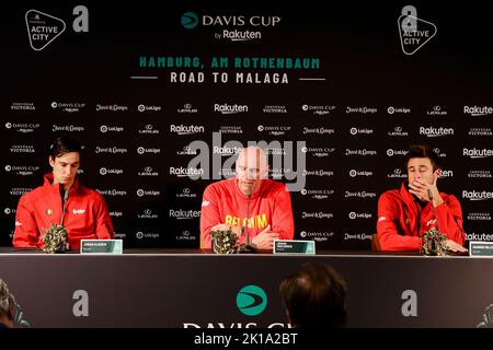 Hamburg, Deutschland. 16. September 2022. Tennis, Herren: Davis Cup - Gruppenphase, Gruppe C, Gruppenspiel-Runde, Deutschland - Belgien. Krawietz/Pütz (Deutschland) - Gille/Vliegen (Belgien). Sander Gille (l-r), der belgische Mannschaftskapitän Johan Van Herck und Joran Vliegen sitzen an der Pressekonferenz nach dem Spiel. Quelle: Frank Molter/dpa/Alamy Live News Stockfoto