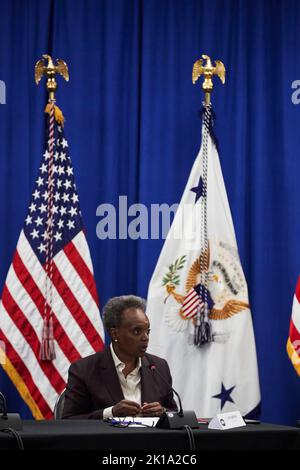 Chicago, Illinois. 16. September 2022. Bürgermeister Lori Lightfoot (Demokrat von Chicago, Illinois) spricht bei einem Rundtisch mit Vizepräsidentin Kamala Harris, Studenten, Befürwortern der reproduktiven Gesundheit und Anbietern, um die Arbeit von Biden-Harris Administrations zum Schutz und zur Ausweitung der reproduktiven Rechte an der University of Illinois in Chicago, Illinois, am 16. September 2022 hervorzuheben. Quelle: Mustafa Hussain/Pool via CNP/dpa/Alamy Live News Stockfoto