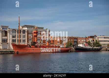 Europa, Frankreich, Dunkerque - 9. Juli 2022: 2 Museumsboote, Sandette-Leuchtfeuer-Boot und Entreprenant ein Hafenschlepper unter blauem Himmel gegen den Westkai von P Stockfoto