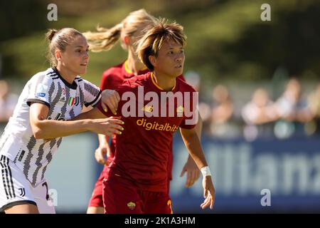 Turin, Italien. 16. September 2022. Moeka Minami (Roma Women ) Cecilia Salvai (Juventus Women) während des italienischen Spiels „Serie A“ zwischen dem Spiel zwischen Juventus Women 1-0 Roma Women im Juventus Training Center am 16. September 2022 in Turin, Italien. Kredit: Maurizio Borsari/AFLO/Alamy Live Nachrichten Gutschrift: Aflo Co. Ltd./Alamy Live Nachrichten Stockfoto