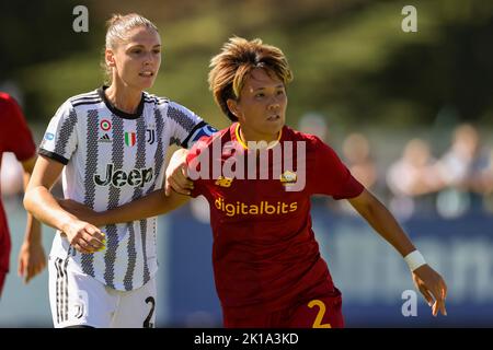 Turin, Italien. 16. September 2022. Moeka Minami (Roma Women ) Cecilia Salvai (Juventus Women) während des italienischen Spiels „Serie A“ zwischen dem Spiel zwischen Juventus Women 1-0 Roma Women im Juventus Training Center am 16. September 2022 in Turin, Italien. Kredit: Maurizio Borsari/AFLO/Alamy Live Nachrichten Gutschrift: Aflo Co. Ltd./Alamy Live Nachrichten Stockfoto