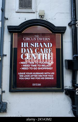 Schild an der Circus Tavern. Portland Street, Mancashter. Stockfoto