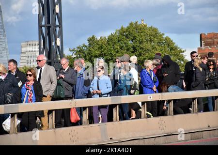 London, Großbritannien. 16. September 2022. Stellen Sie sich in die Westminster Hall ein, um am Sarg von Königin Elizabeth II. Tribut zu zollen Kredit: JOHNNY ARMSTEAD/Alamy Live Nachrichten Stockfoto