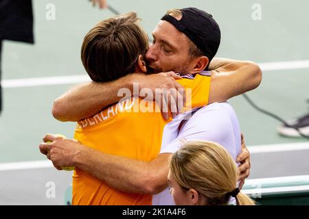 Emirates Arena, Glasgow, Großbritannien. 16. September 2022. Davis Cup Tennis, Großbritannien gegen Niederlande: Andy Murray/Joe Salisbury gegen Wesley Koolhof/Matwe Middelkoop Matwe Middelkoop feiert mit Teamkollegen nach dem Sieg Kredit: Action Plus Sports/Alamy Live News Stockfoto