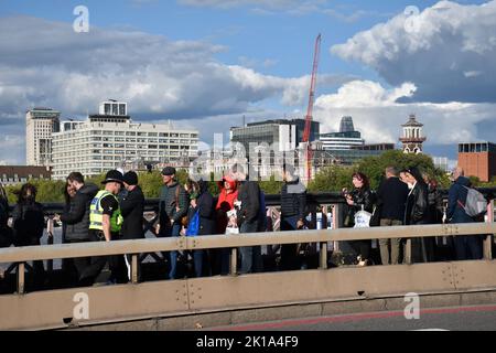 London, Großbritannien, 16. September 2022 die Schlange über die Lambeth Bridge. Stellen Sie sich in die Westminster Hall ein, um am Sarg von Königin Elizabeth II. Tribut zu zollen Kredit: JOHNNY ARMSTEAD/Alamy Live Nachrichten Stockfoto