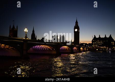London, Großbritannien. 16. September 2022. Blick auf Big Ben und Westminster Hall, da der Sarg der britischen Königin Elizabeth im Staat in der Westminster Hall am Palace of Westminster, in London, Großbritannien, liegt, 16. September 2022. Foto von Raphael Lafargue/ABACAPRESS.COM Quelle: Abaca Press/Alamy Live News Stockfoto
