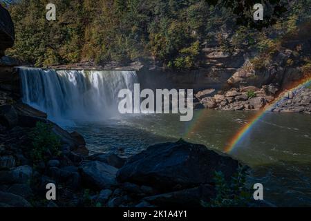 Der Nebel der Cumberland Falls erzeugt im Morgenlicht, im Cumberland Falls State Park, Whitley County, Kentucky, einen doppelten Regenbogen Stockfoto