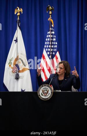 Chicago, USA. 16. September 2022. Die Vizepräsidentin der Vereinigten Staaten, Kamala Harris, führt am 16. September 2022 einen Rundtisch mit Studenten, Befürwortern der reproduktiven Gesundheit und Anbietern ein, um die Arbeit der Biden-Harris-Regierung zum Schutz und zur Ausweitung der reproduktiven Rechte an der University of Illinois in Chicago, Illinois, hervorzuheben. Quelle: Mustafa Hussain/Pool via CNP /MediaPunch Quelle: MediaPunch Inc/Alamy Live News Stockfoto