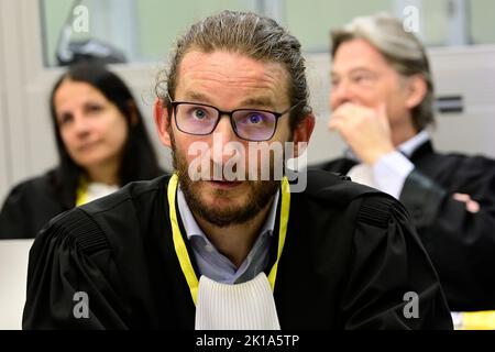 Brüssel, Belgien. 16. September 2022. Der Anwalt Nicolas Cohen, der während eines Urteils über die einzelnen Glaskästen, in denen der Angeklagte zum Prozess der Anschläge vom 22. März 2016 sitzen muss, Vor dem Gericht Brüssel-Hauptstadt nach der Vorbereitungssitzung Anfang dieser Woche im Verfahren gegen die Terroranschläge vom 22. März 2016 in Brüssel am Freitag, dem 16. September 2022, am Justitia-Standort in Haren, Brüssel. Am 22 2016. März wurden 32 Menschen bei Selbstmordattentaten auf dem nationalen Flughafen Zaventem und der U-Bahn-Station Maalbeek/Maelbeek getötet und 324 verletzt, die von der ISIL behauptet wurden. BELGA FOTO Stockfoto