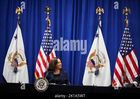 Chicago, USA. 16. September 2022. Die Vizepräsidentin der Vereinigten Staaten, Kamala Harris, führt am 16. September 2022 einen Rundtisch mit Studenten, Befürwortern der reproduktiven Gesundheit und Anbietern ein, um die Arbeit der Biden-Harris-Regierung zum Schutz und zur Ausweitung der reproduktiven Rechte an der University of Illinois in Chicago, Illinois, hervorzuheben. Quelle: Mustafa Hussain/Pool via CNP /MediaPunch Quelle: MediaPunch Inc/Alamy Live News Stockfoto